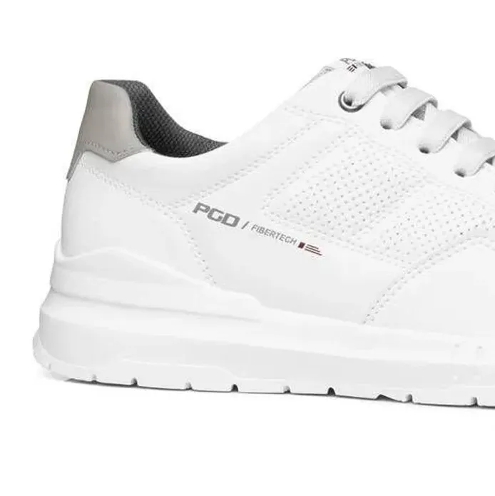 Detalhe lateral do tênis casual masculino branco Pegada com cadarço elástico e acabamento em napa